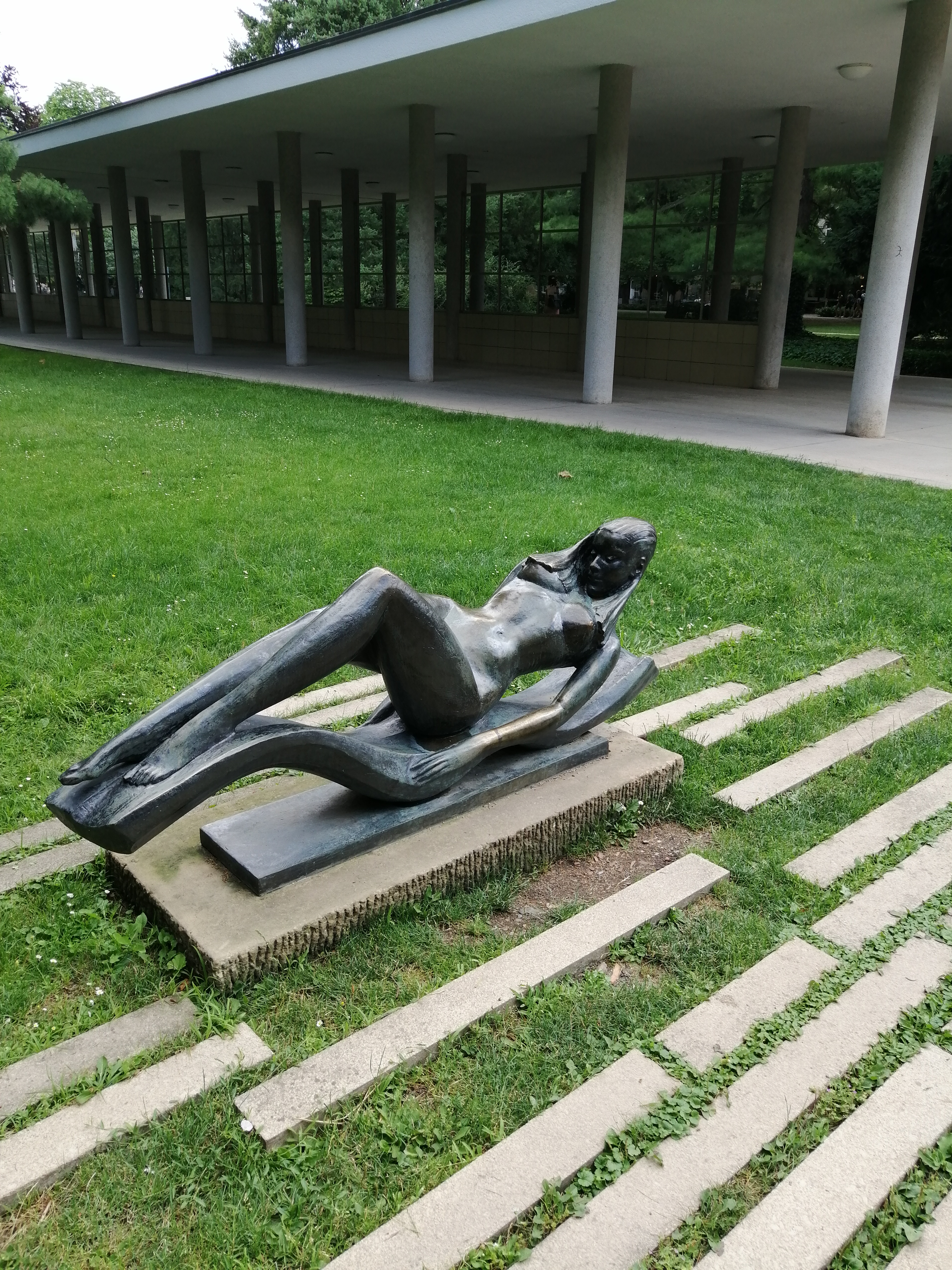 socha ležící dívky