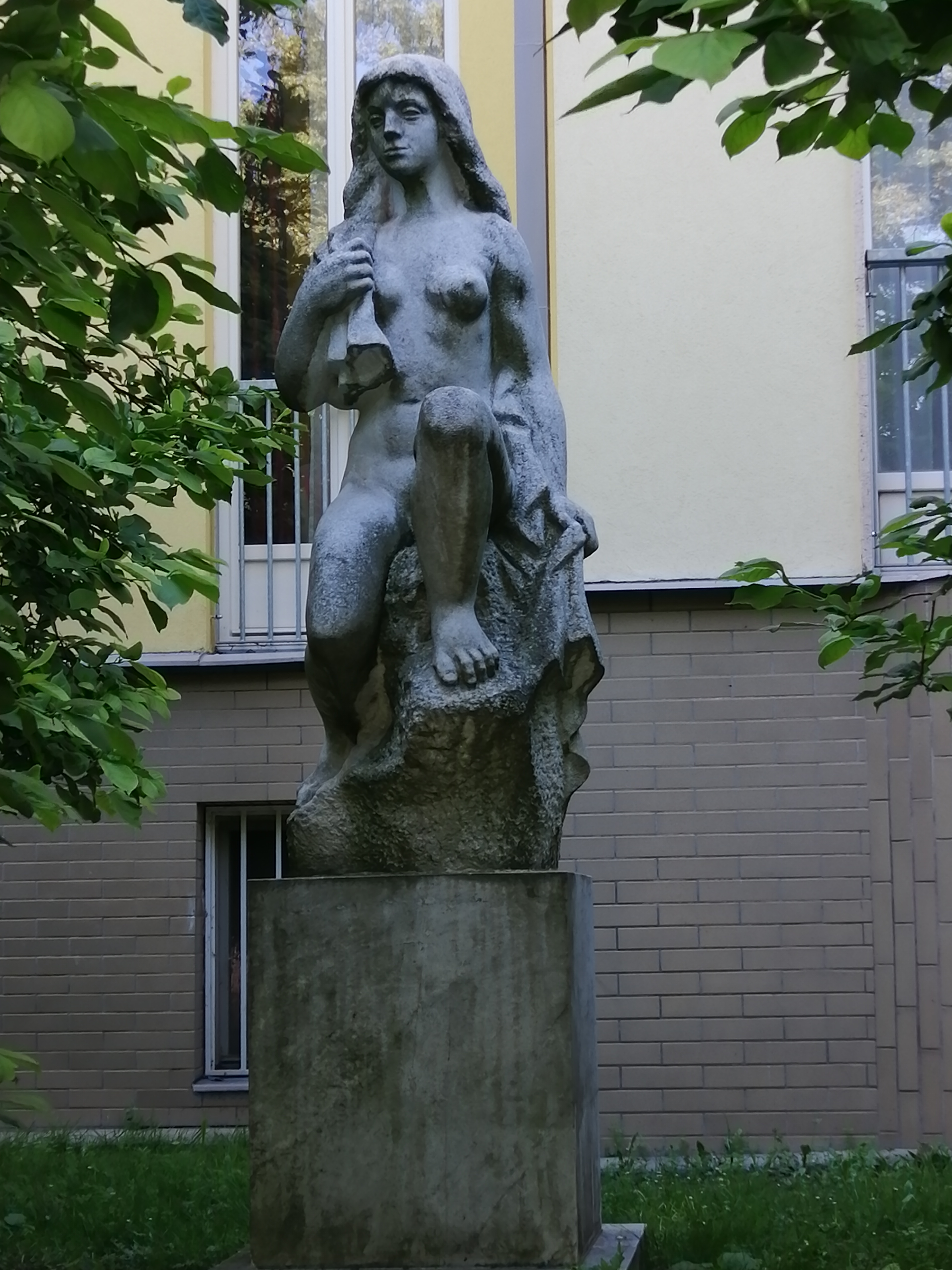 socha dívky